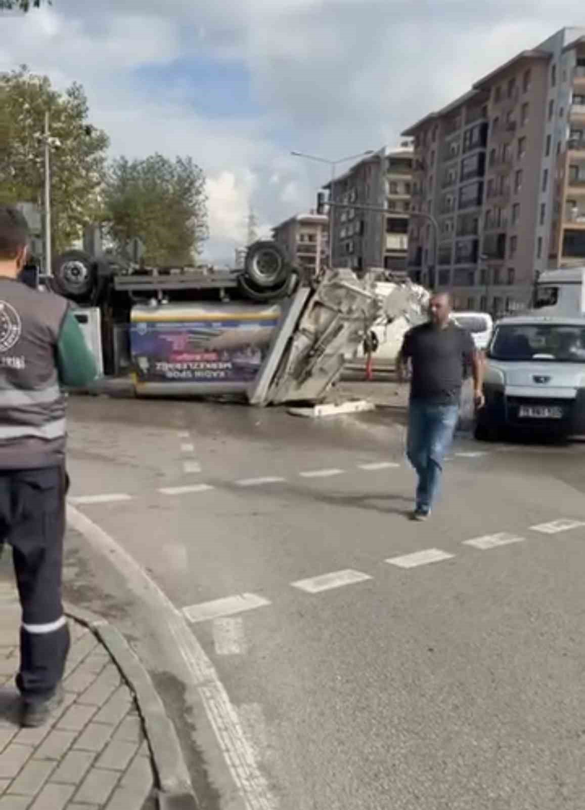 Bursa’da çöp kamyonu refüje girdikten sonra takla attı: Kaza anı kamerada