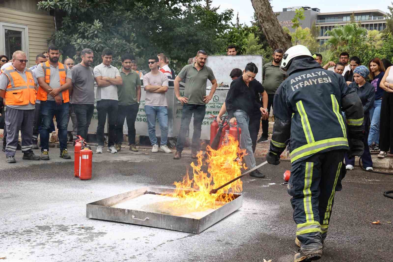 B&uuml;y&uuml;kşehir &ccedil;alışanlarına yangın eğitimi ve tatbikat
