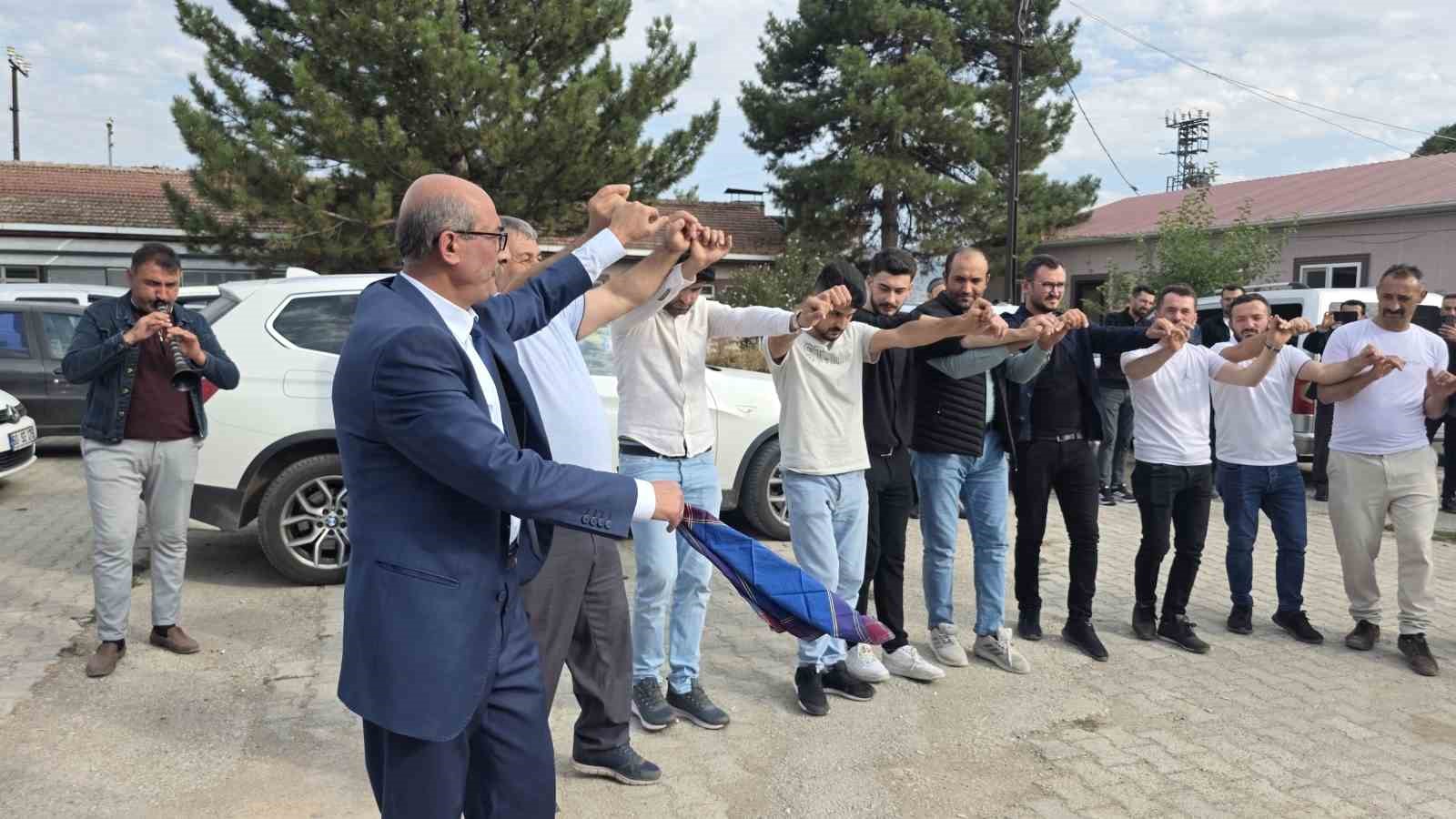 TÜDKİYEB genel başkanı seçildi: Ayağının tozuyla geldiği memleketi Tokat’ta zaferini halayla kutladı
