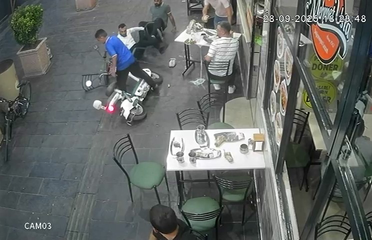 Elektrikli bisiklet yemek yiyenlerin arasına daldı: İşletme sahibi o anları anlattı