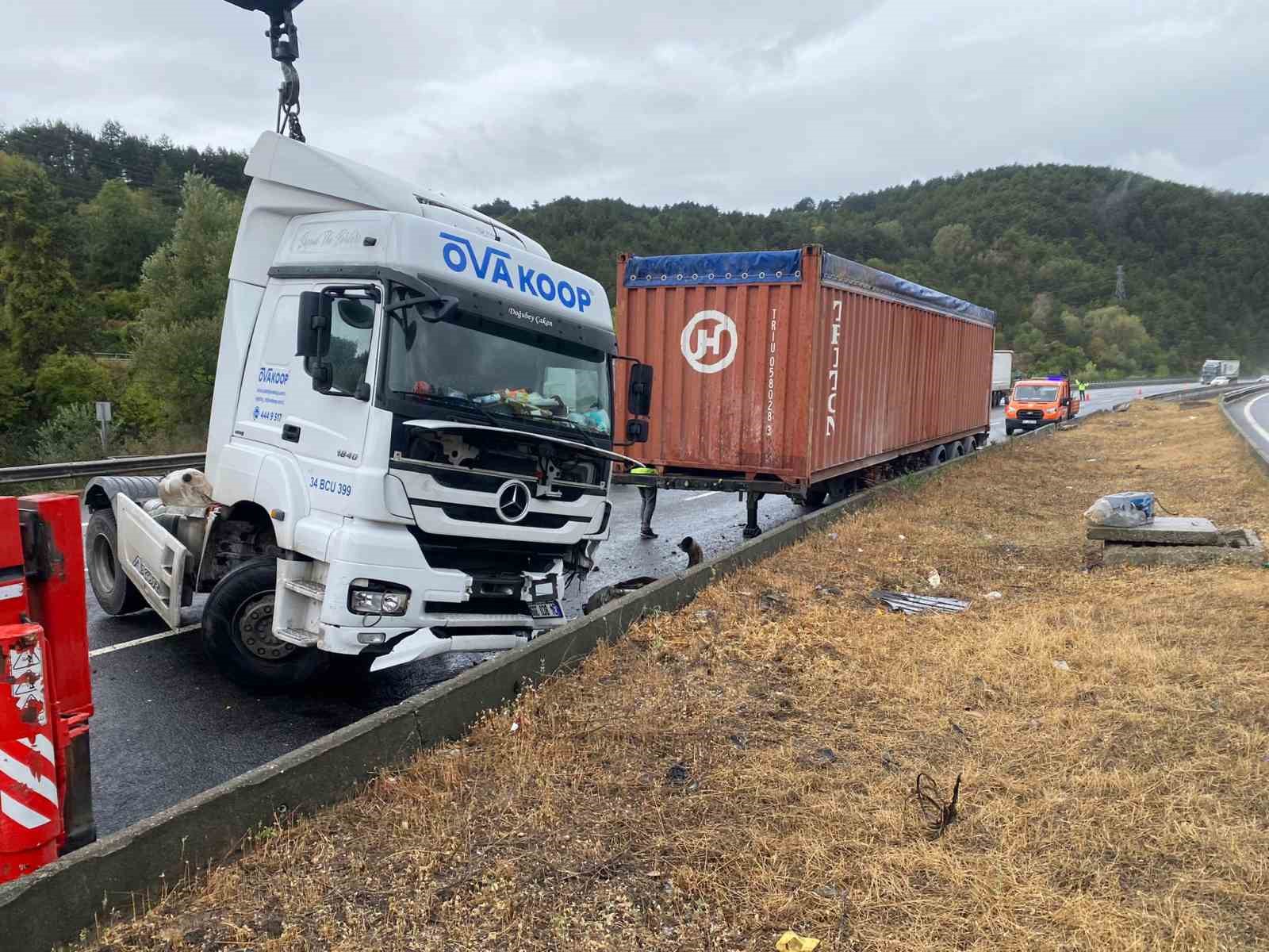 TEM’de tır bariyerlere çarptı: 1 yaralı
