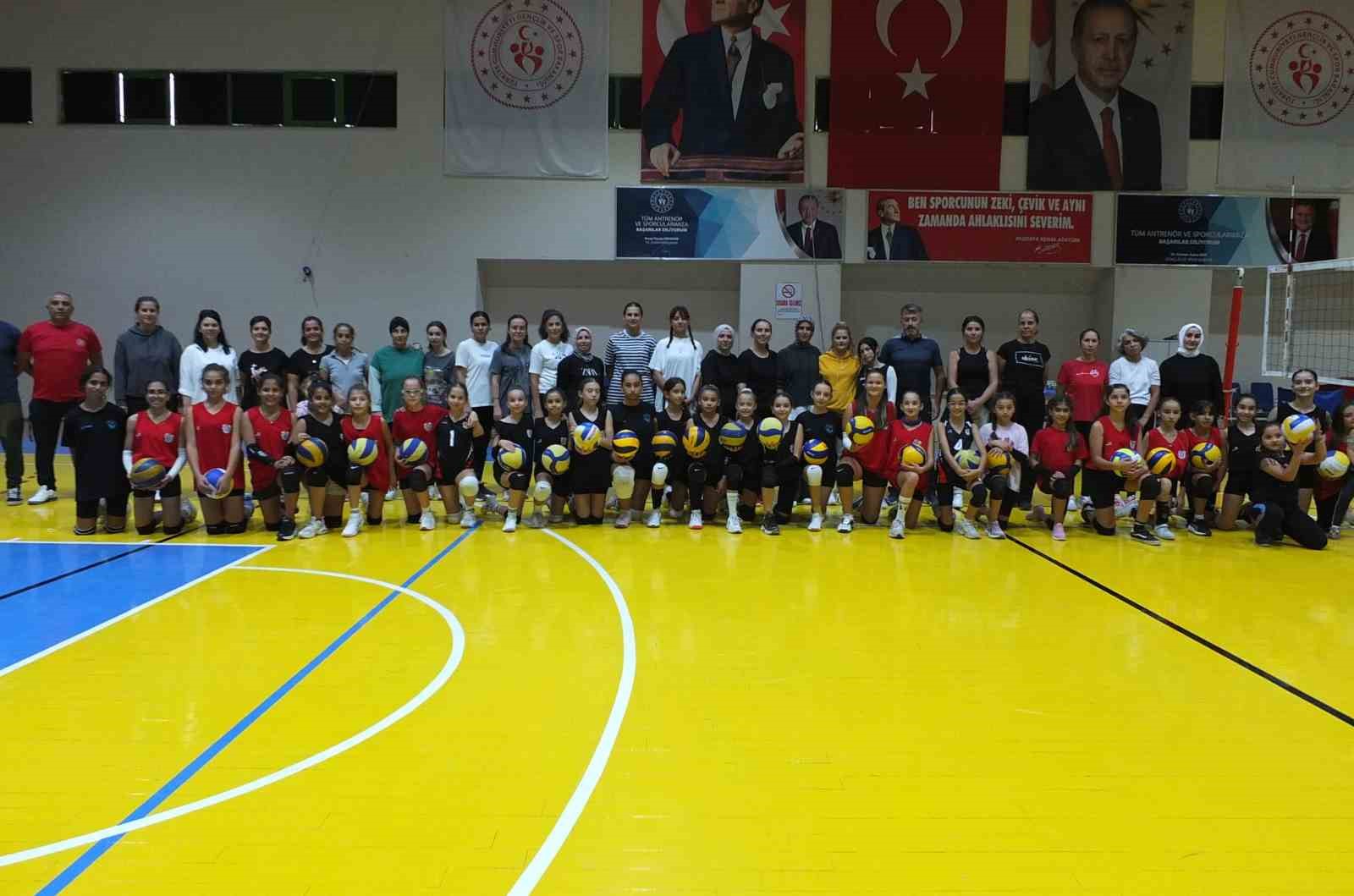 Burhaniye’de ’Annemle Voleybol Oynuyorum’ turnuvası başladı