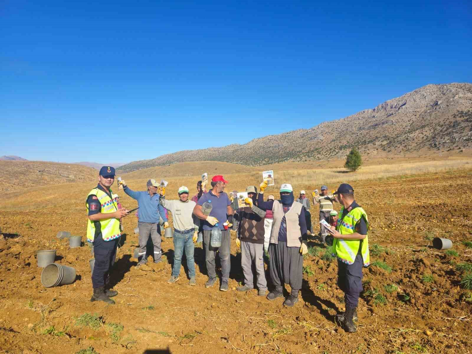 Tufanbeyli’de jandarmadan dolandırıcılık ve KADES bilgilendirmesi