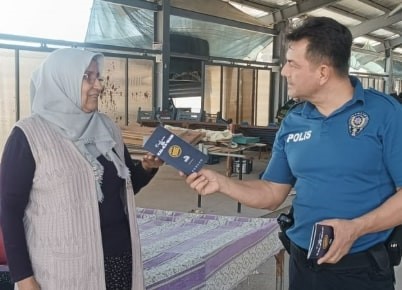 Polis pazar yerinde kadınlara KADES’i anlattı