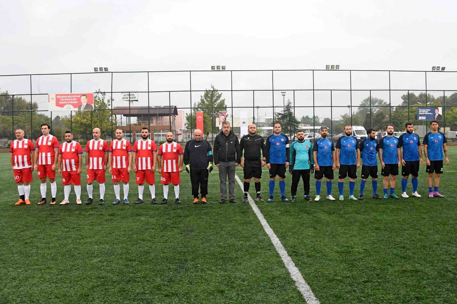 Osmangazi’de geleneksel halı saha turnuvası başladı