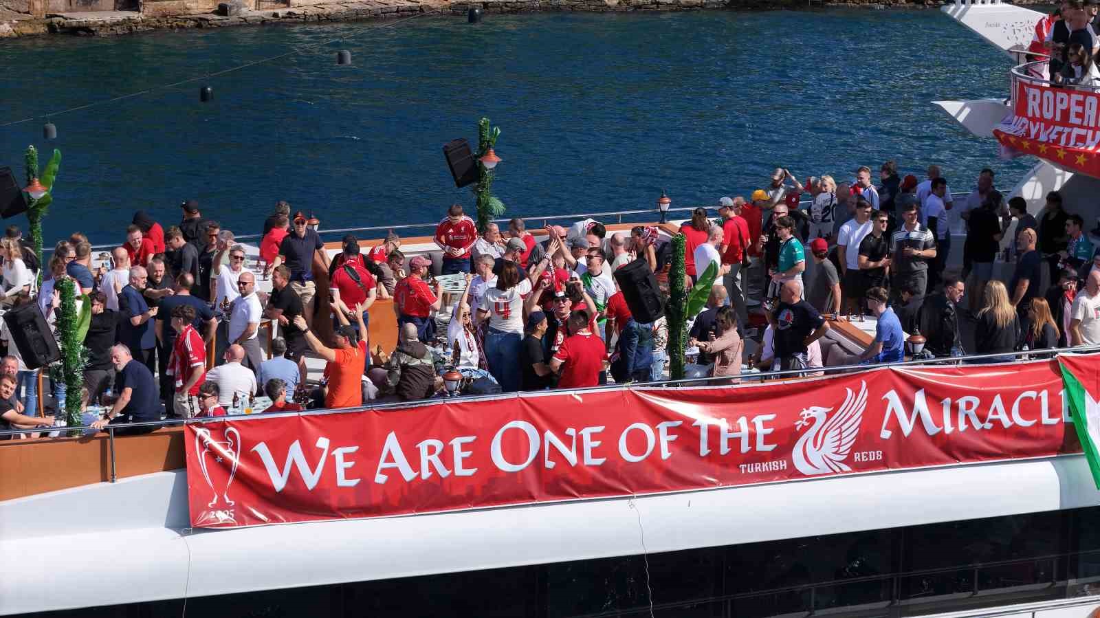 Liverpool taraftarı ma&ccedil; &ouml;ncesi İstanbul&rsquo;da boğaz turu yaptı
