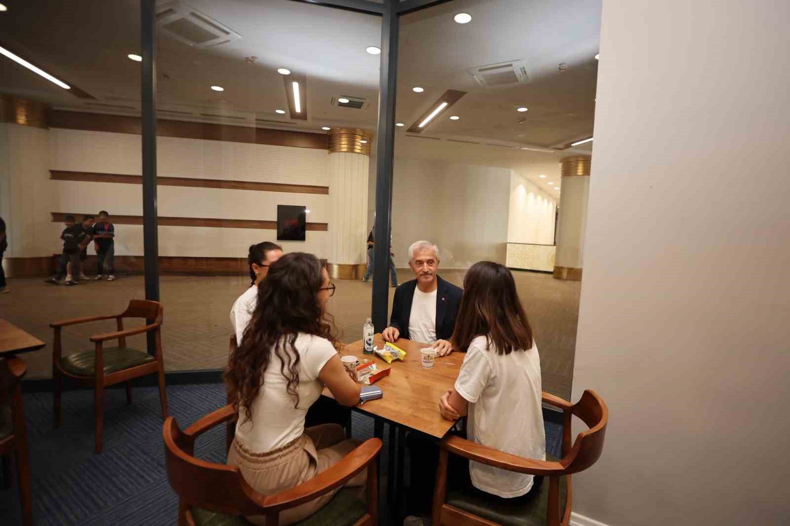 Tahmazoğlu, Şahinbey Millet Kütüphanesi’nde öğrencileri ziyaret etti