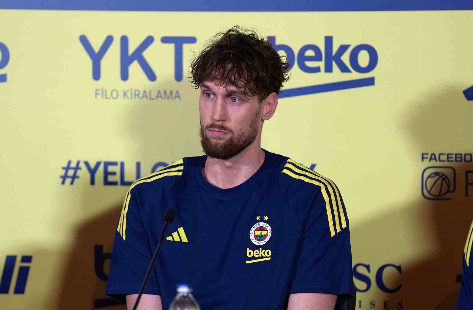 Fenerbah&ccedil;e Erkek Basketbol Takımı oyuncuları, basın mensuplarıyla bir araya geldi
