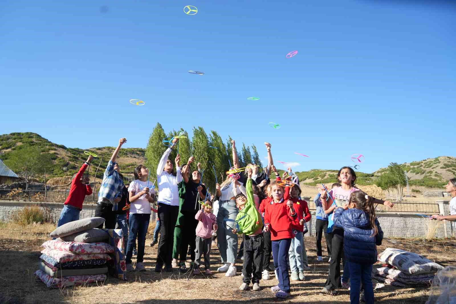 Muş’ta gönüllüler köy çocuklarına mutluluk taşıdı