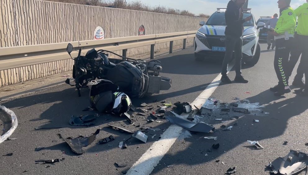 Emniyet şeridindeki otomobile motosiklet çarptı: 1 yaralı