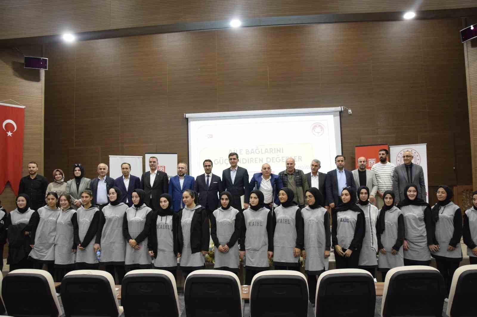 Muş’ta aile bağlarını güçlendiren değerler anlatıldı