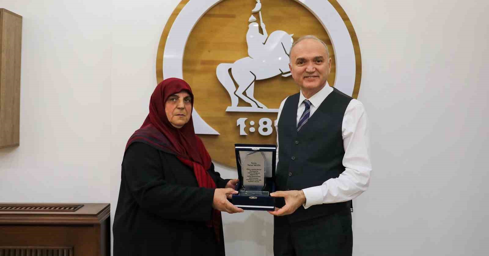 Hayırsever Nursel Metin’den tıbbi cihaz bağışı