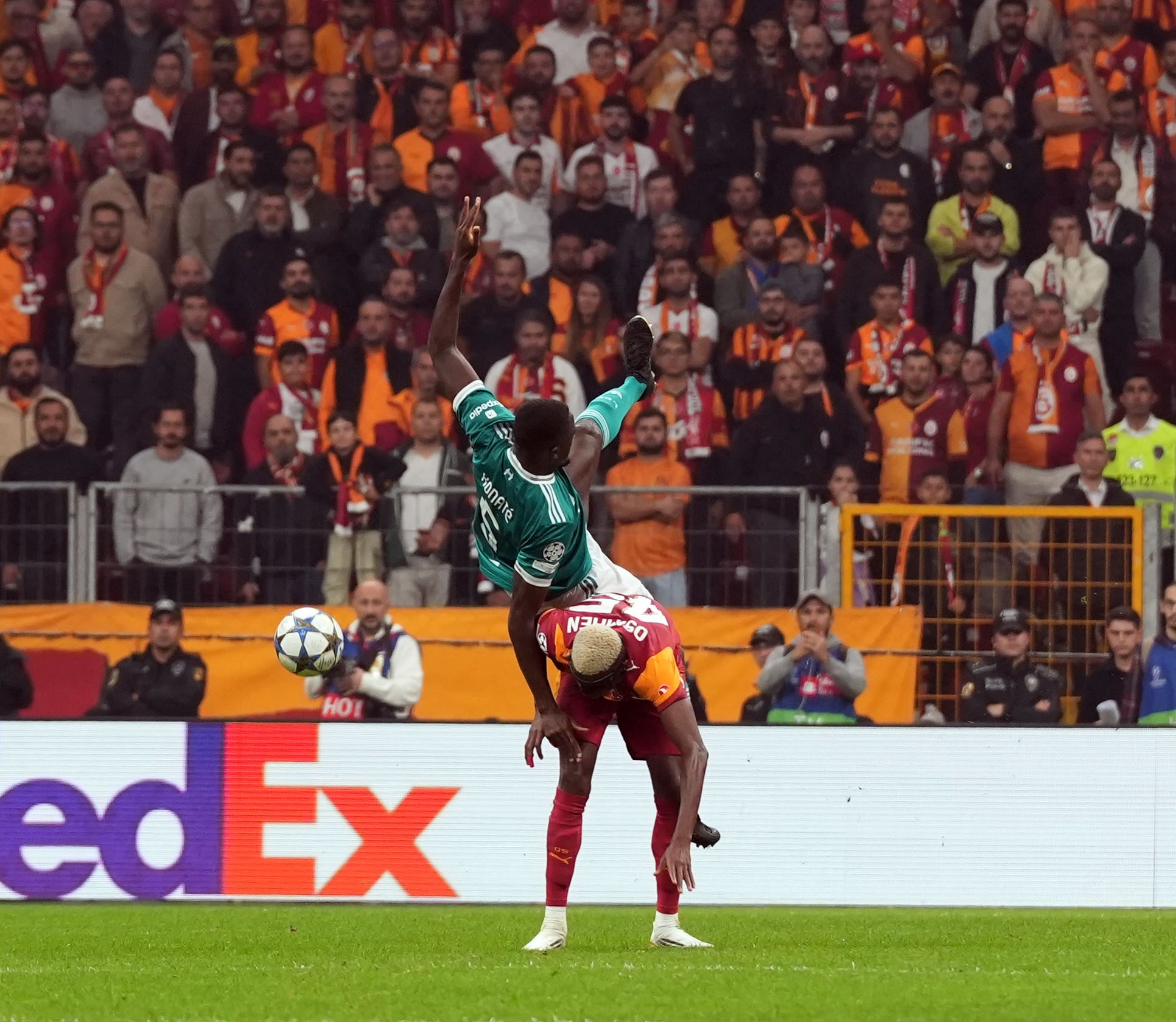 Osimhen geri döndü! Galatasaray'dan tek golle tarihi zafer