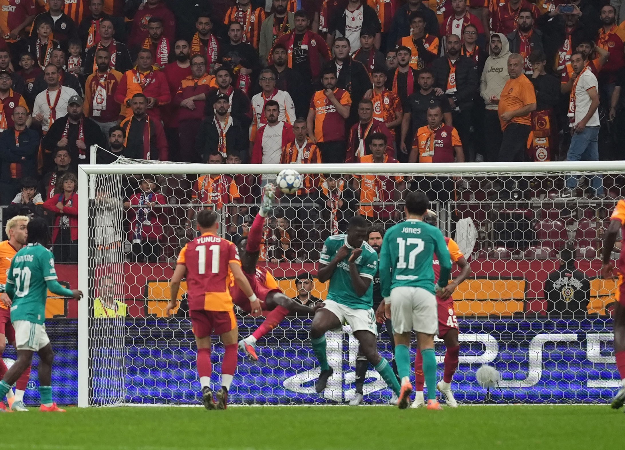 Osimhen geri döndü! Galatasaray'dan tek golle tarihi zafer