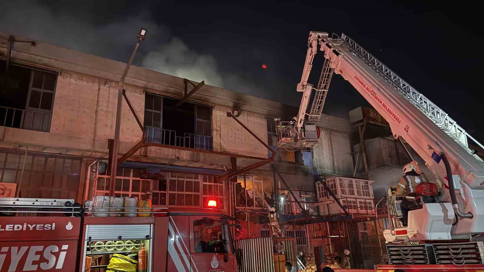 Başakşehir’de malzeme deposunda çıkan yangın korkuttu