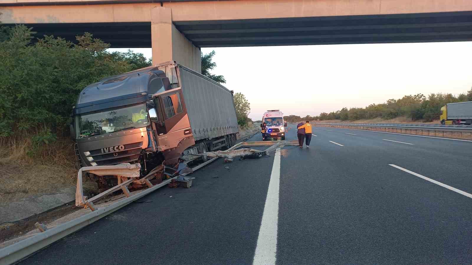 Tır, bariyerlere ok gibi saplandı