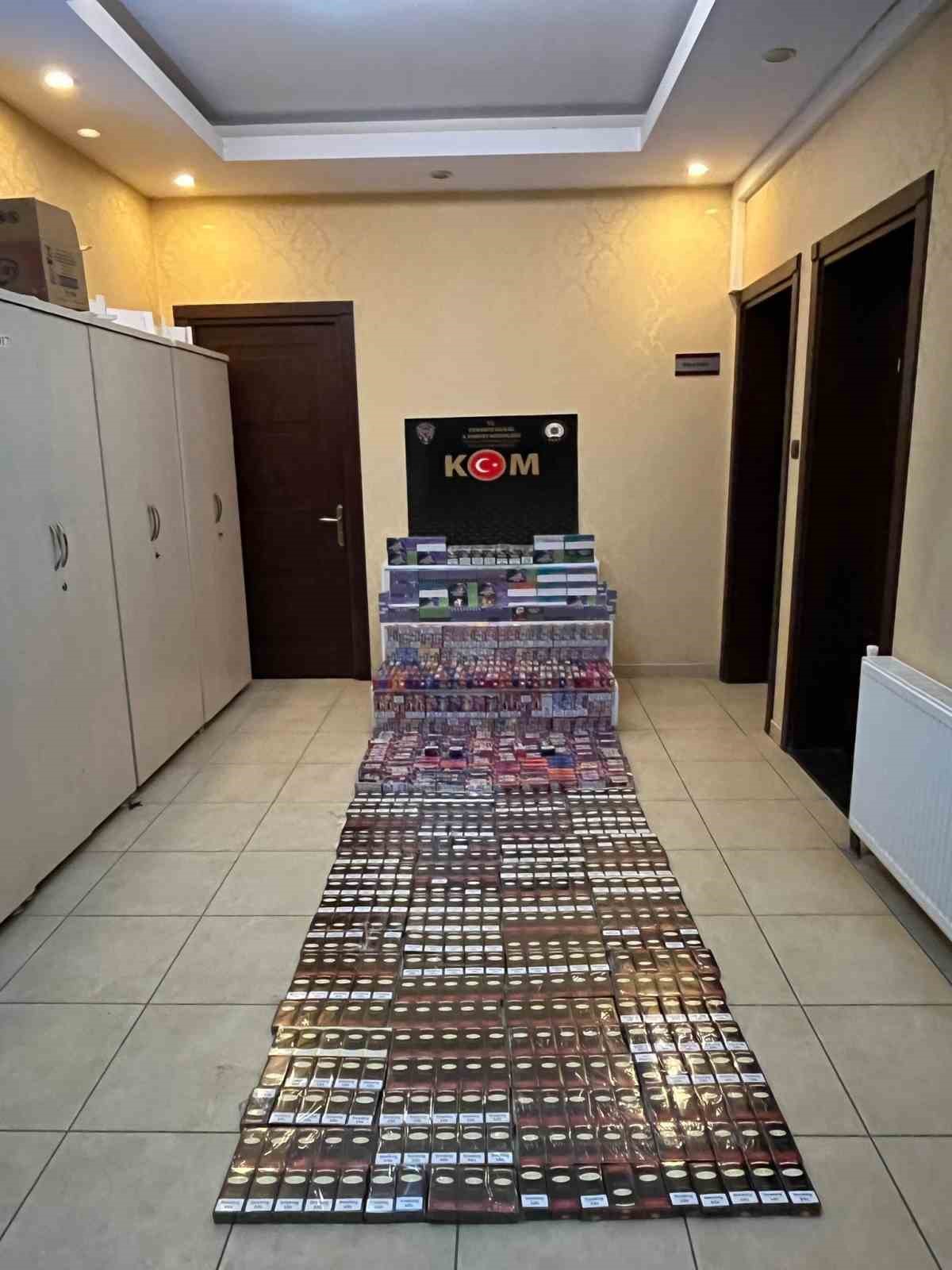 Otobüs çamurluğundaki gizli bölmeden kaçak elektronik sigara ve sigara ele geçirildi