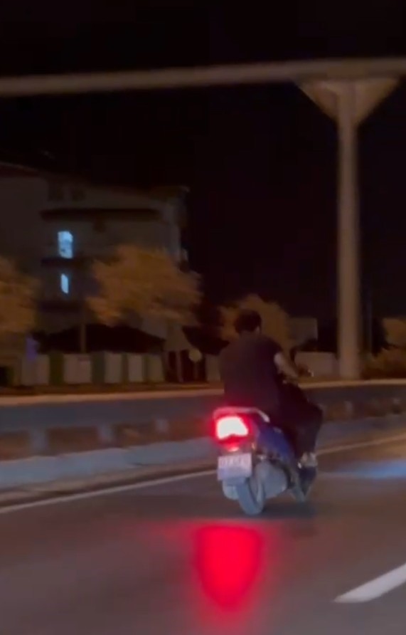 Böyle kaza görülmedi, motosiklet sürücüsü yol kenarındaki ‘çöp atma’ yazılı uyarı levhasına kafasını çarptı