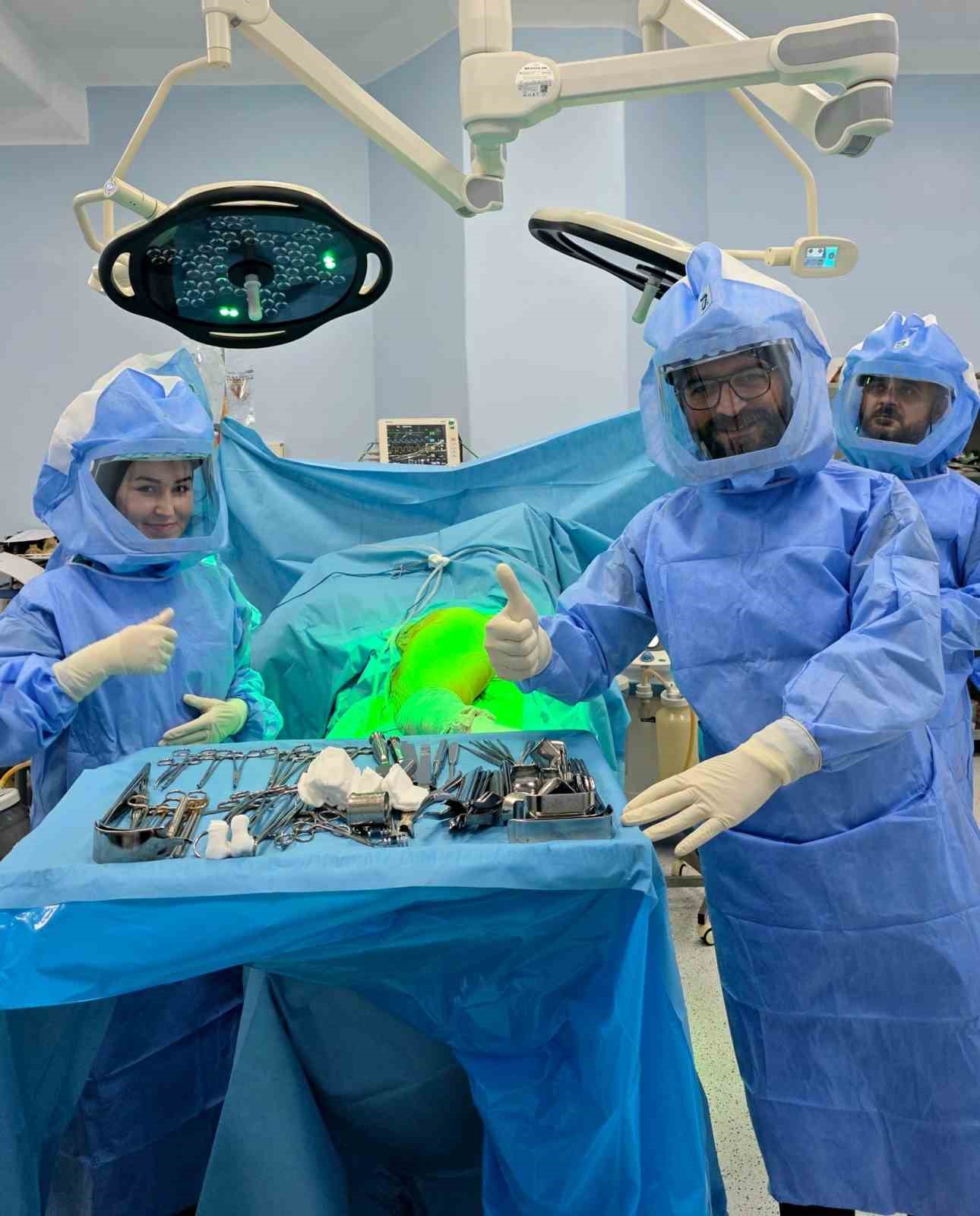 60 yaşındaki kadın 3D yazıcıyla üretilen kalça proteziyle sağlığına kavuştu
