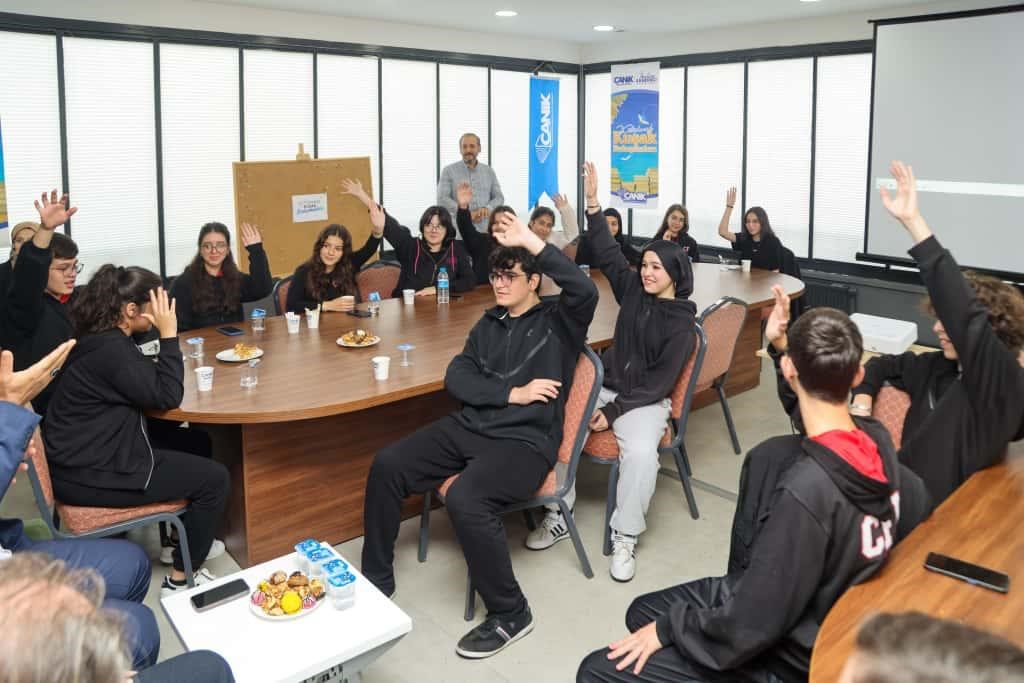 Başkan Sandıkçı: "Eğitim yolculuğunda gençlerimizin yanındayız"