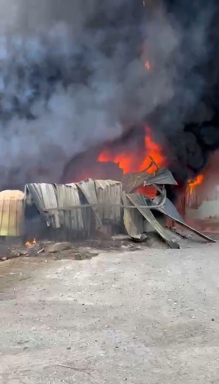 Arnavutköy’de BEDAŞ’a ait trafodan çıkan kıvılcımlar ayakkabı deposunu küle çevirdi