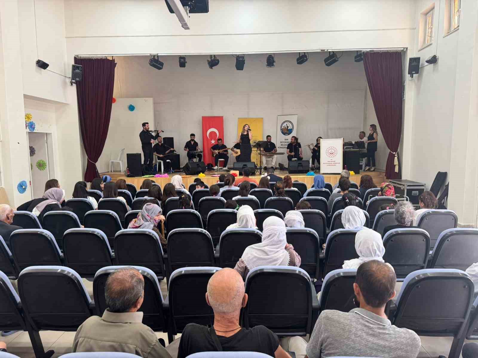 Van Büyükşehir Belediyesinin yaz konserleri binlerce sanatseveri buluşturdu
