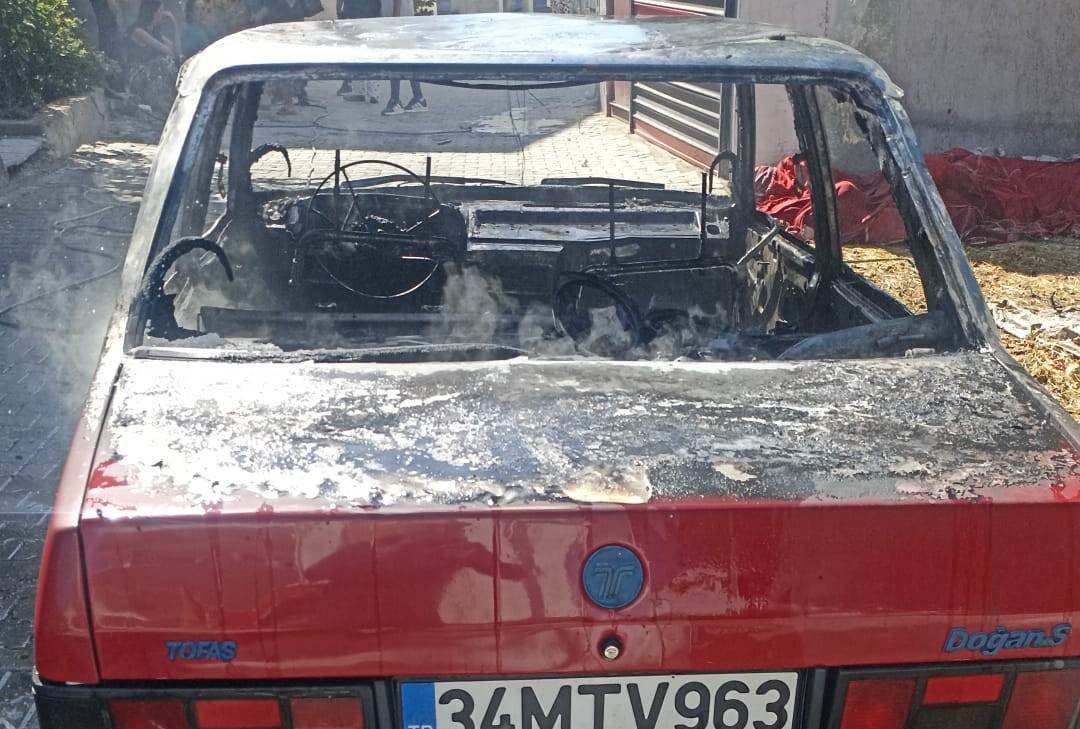 Edremit’te araç yangını otluk alana sıçradı