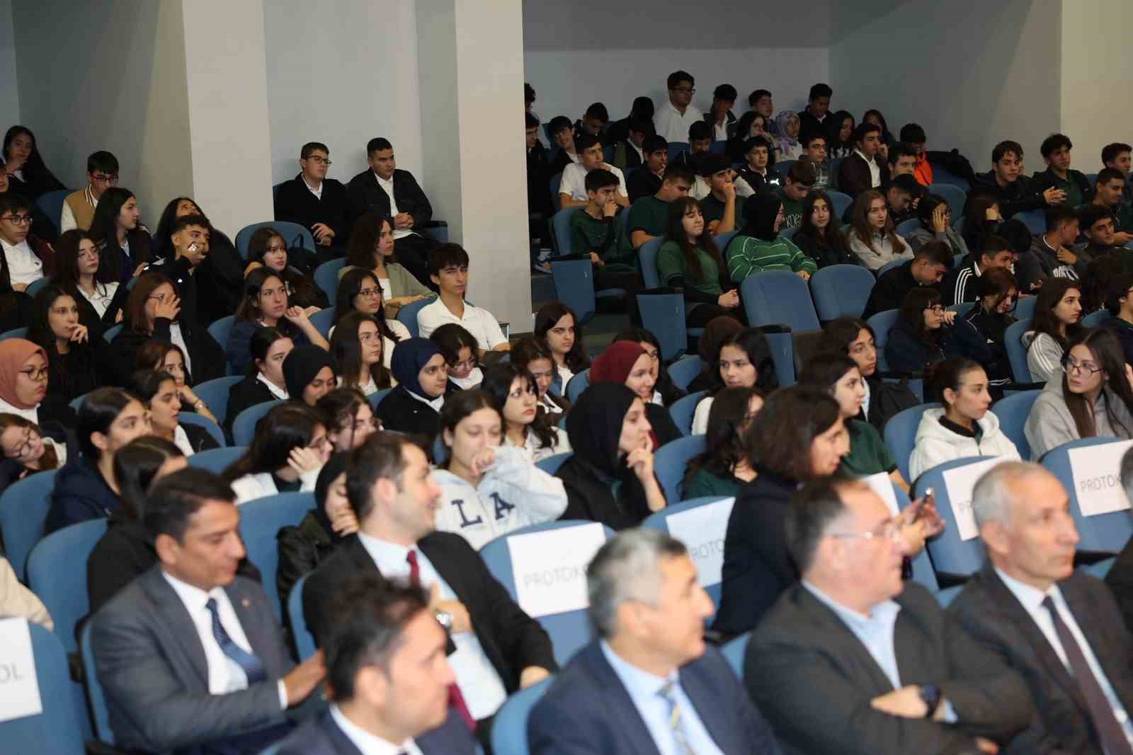 Körfezli öğrenciler projelerini "Bilim Şenliği"nde sergiledi
