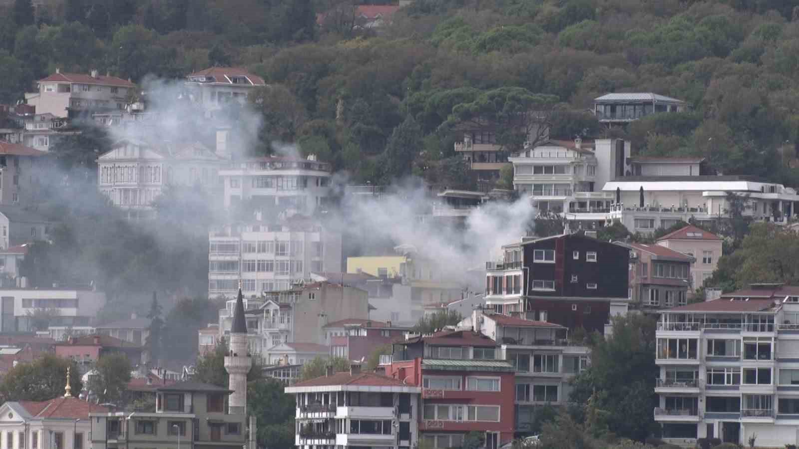 Beşiktaş’ta yanan ahşap bina Anadolu Yakası’ndan görüntülendi