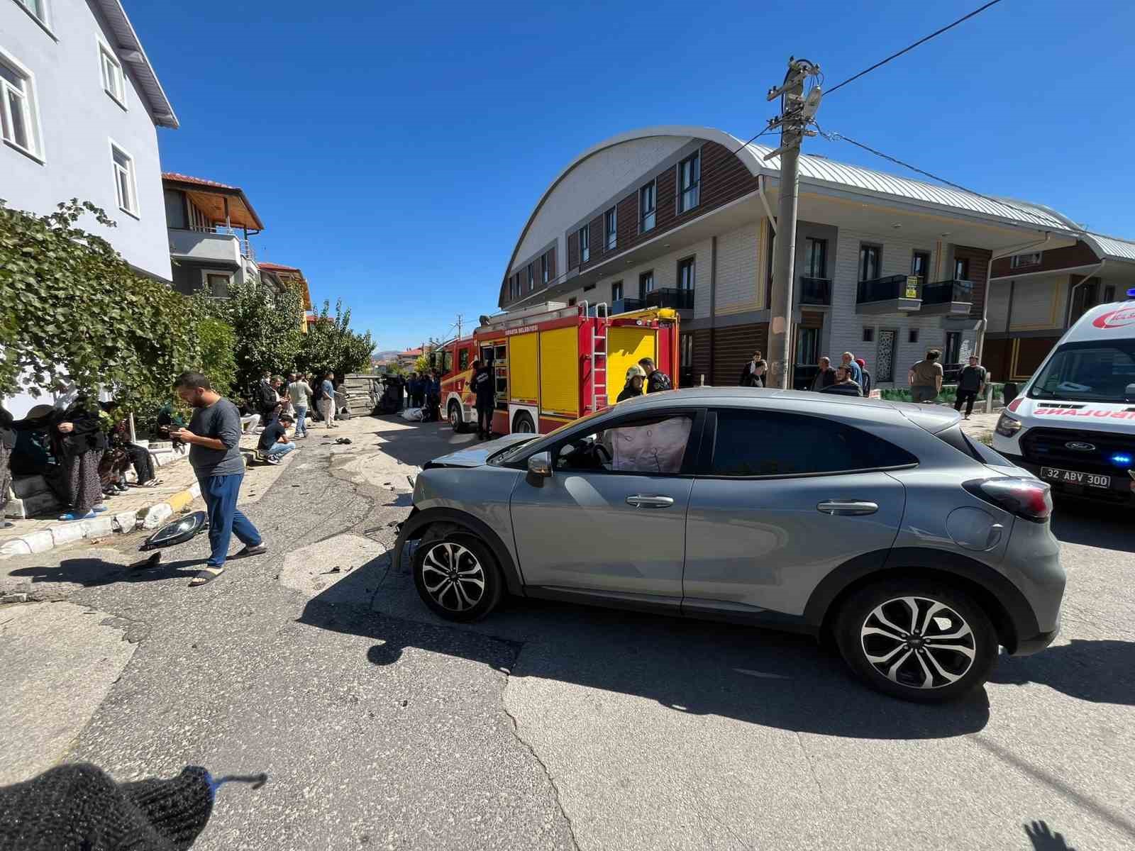 Isparta’da üç aracın karıştığı kazada 5 kişi yaralandı