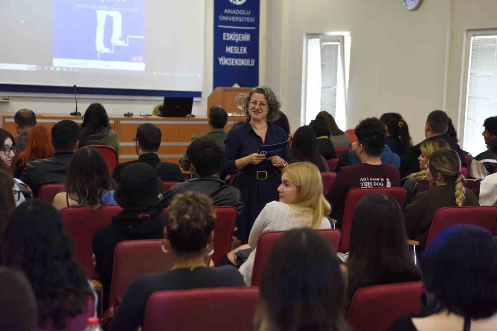 Anadolu &Uuml;niversitesi EMYO&rsquo;da &ouml;ğrenciler kariyer yolculuklarına hazırlandı

