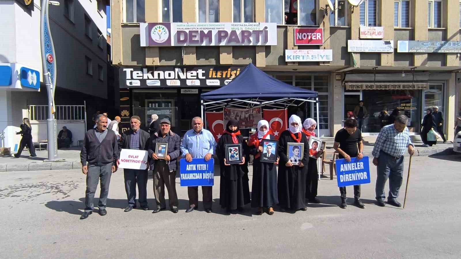 Muş’ta ailelerin DEM Parti önündeki eylemi sürüyor