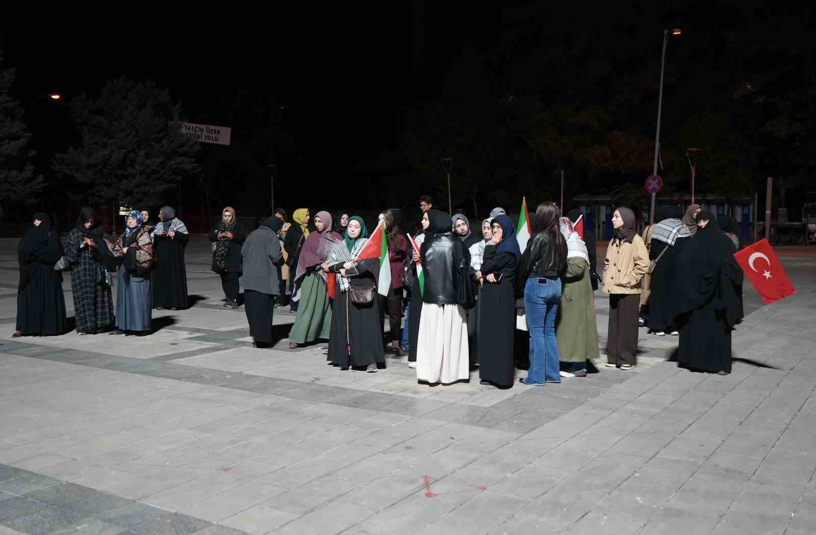 Vatandaşlar, Sumud Filosu’na saldıran İsrail’i protesto etti