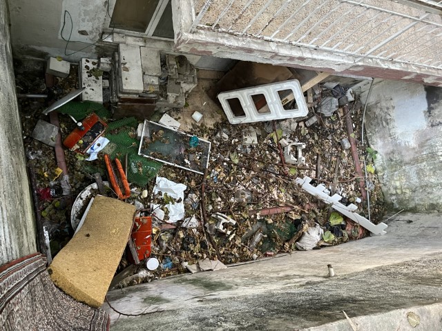 İzmir’de apartmanda ‘çöp ev’ isyanı