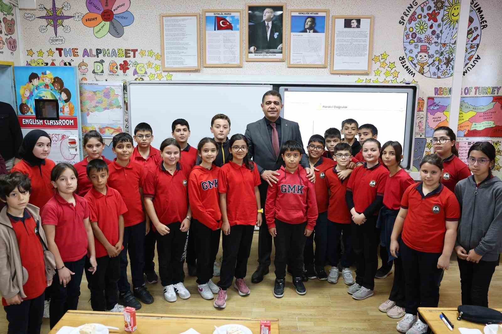 Sınıf başkanlığı seçiminde verdiği sözü tuttu
