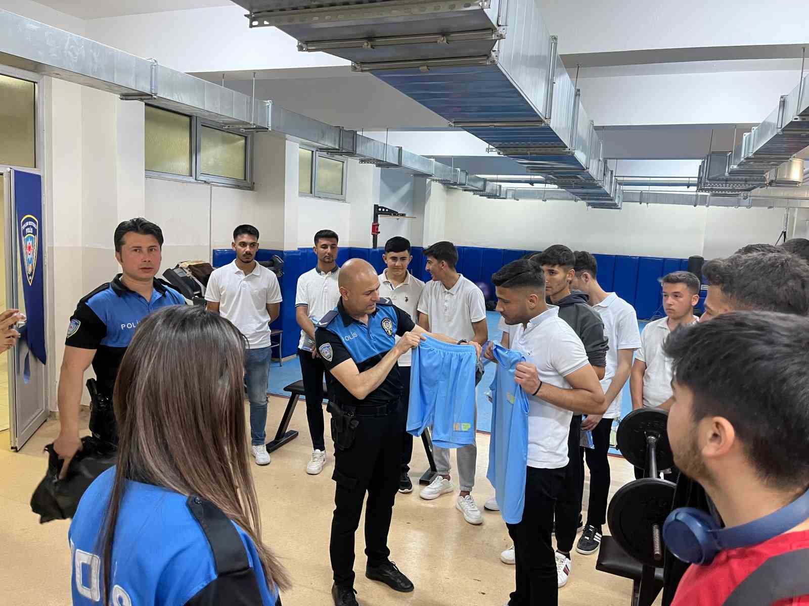 Polisin eğitim verdiği gençler astsubaylığı kazandı