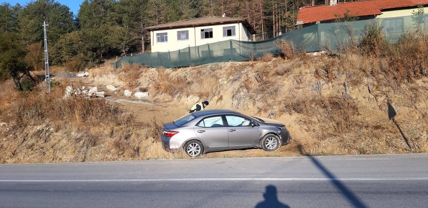 Hastaneye giden yaşlı çift kazada yaralandı