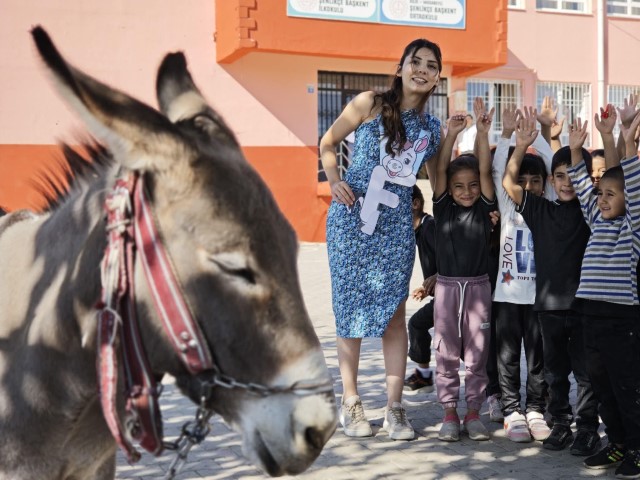 Öğretmen, çocuklara eşekle okuma yazmayı sevdirdi