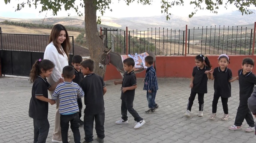Öğretmen, çocuklara eşekle okuma yazmayı sevdirdi