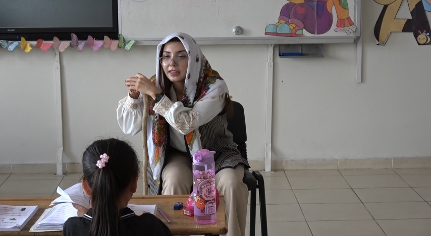 Öğretmen, çocuklara eşekle okuma yazmayı sevdirdi