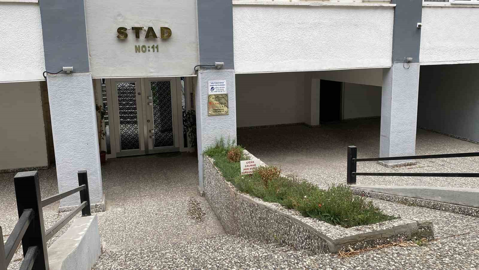 Bahçesinden sürekli çiçek çalınan apartmanın yöneticisinden ilginç uyarı