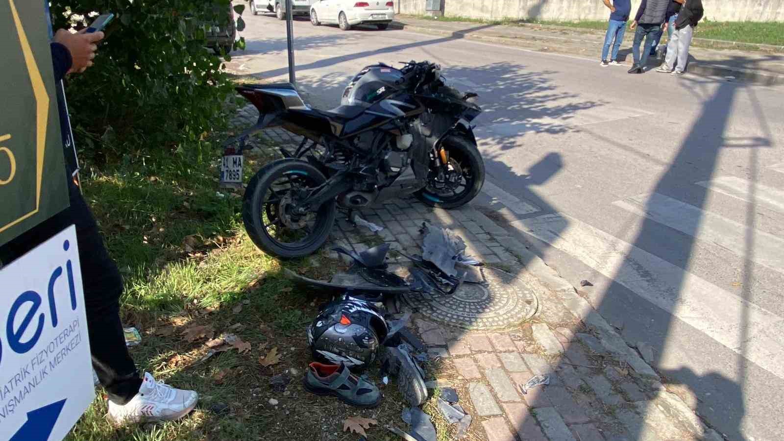 Kocaeli’de kamyonetle çarpışan motosiklet sürücüsü ağır yaralandı