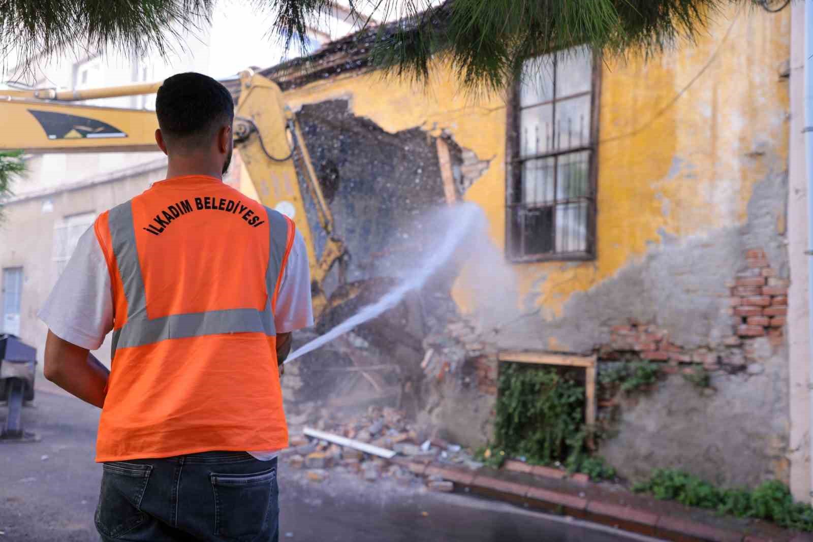 İlkadım’daki metruk binalar yıkılıyor