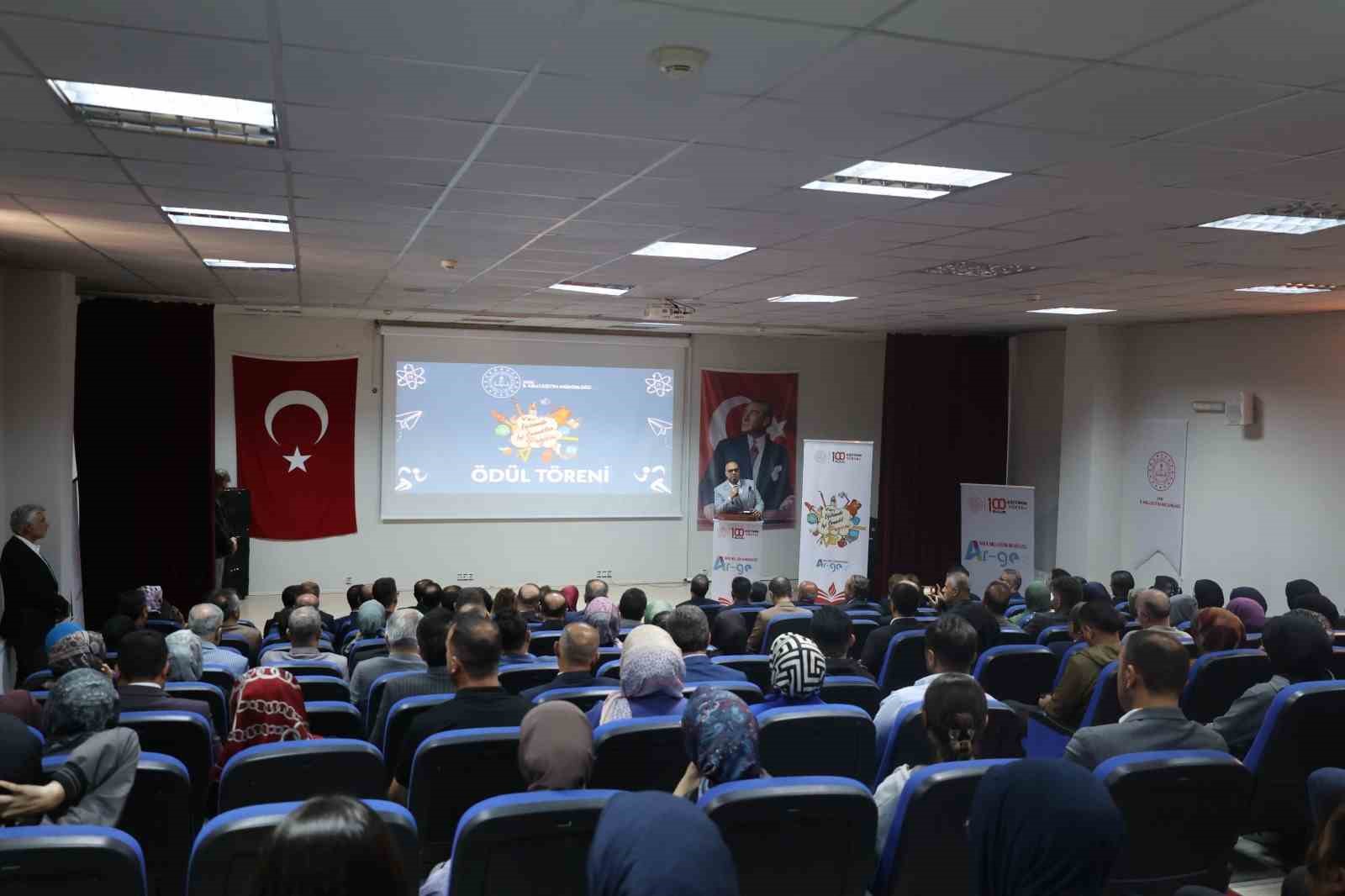 Van’da "Eğitimde İyi Örnekler" ödülleri sahiplerini buldu
