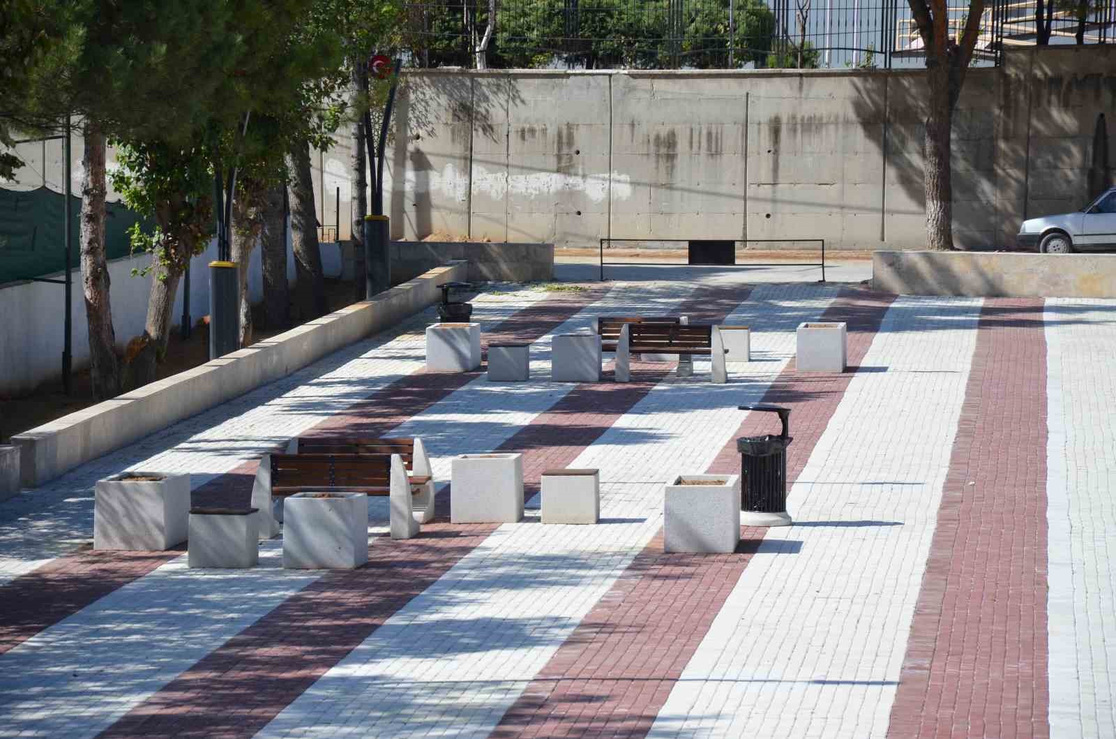 Demirci&rsquo;de eski milletvekiline vefa
