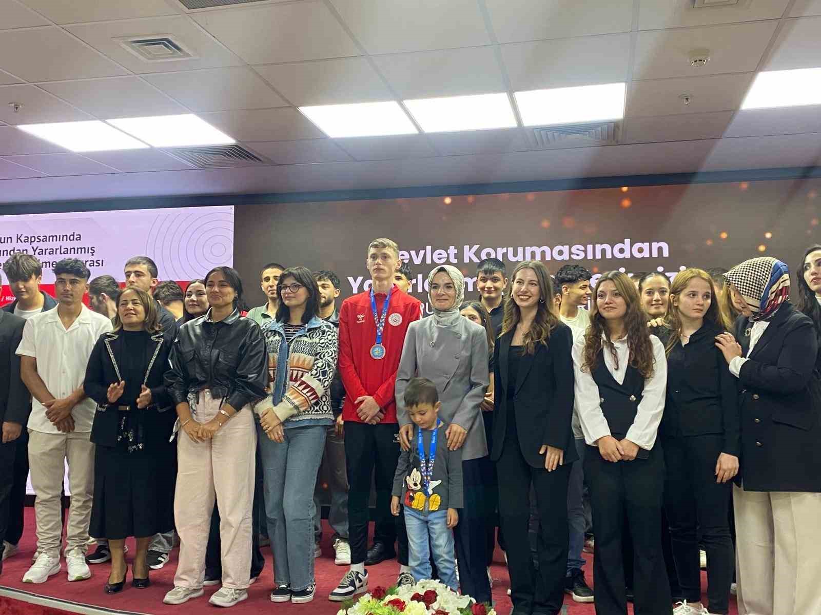 Devlet korumasındaki 742 genç kamu kurumlarına atandı
