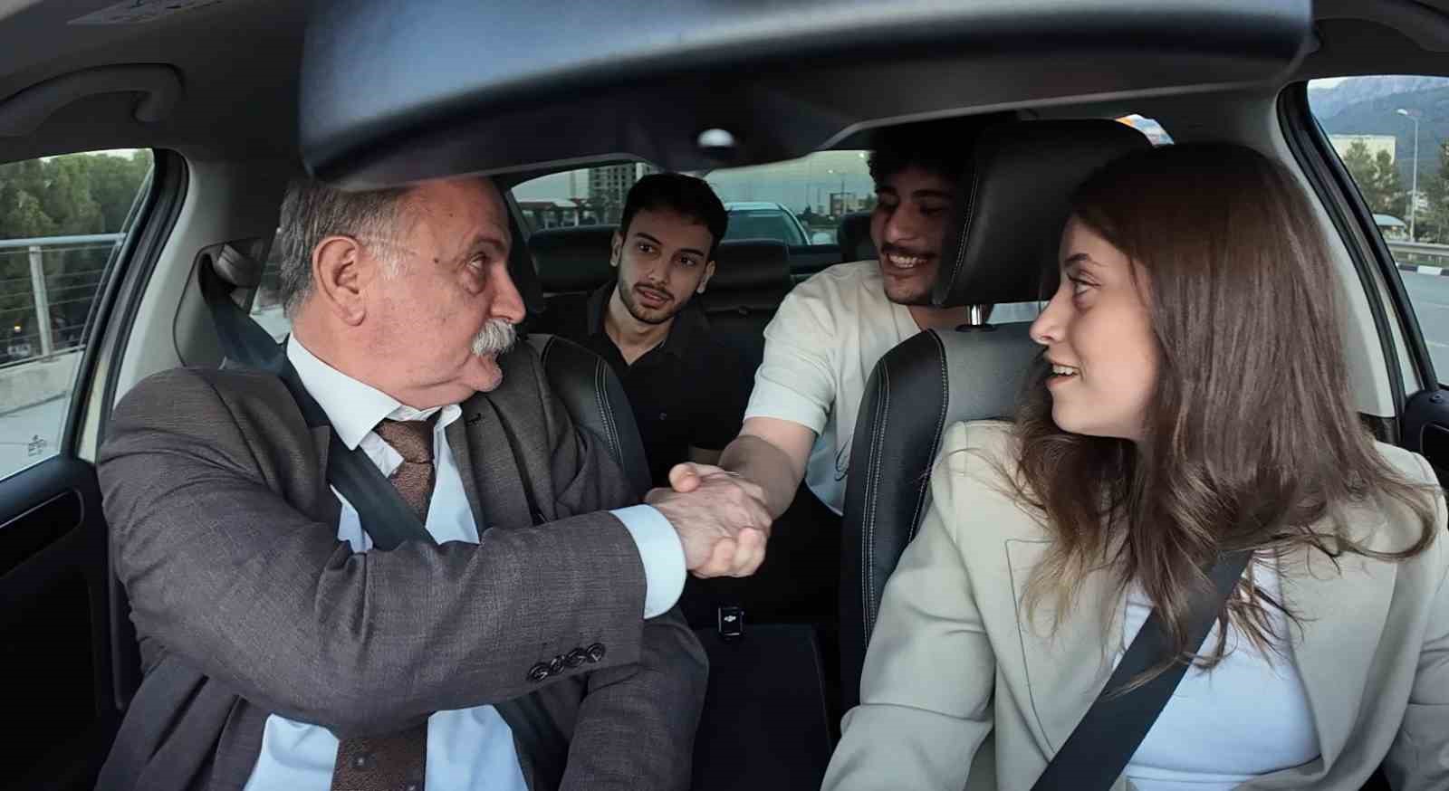 Otostop çeken öğrencilere başkandan sürpriz