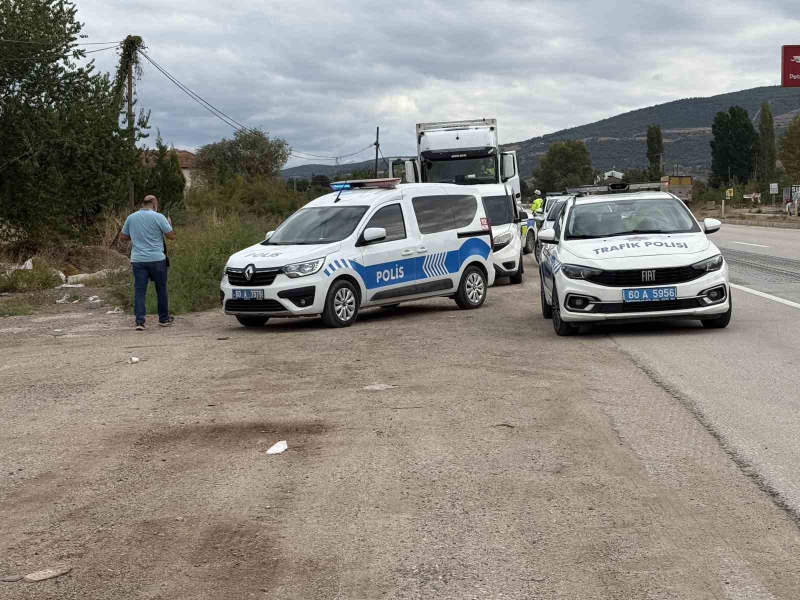 Tokat’ta uygulama noktasında kaçan göçmen konteyner altında yakalandı