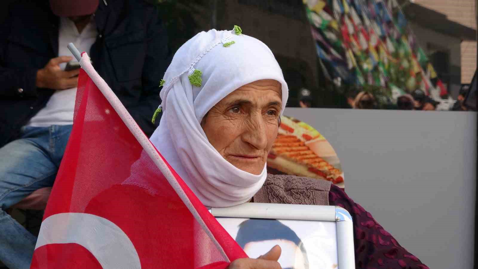 Evlat nöbetindeki annelerin umutlu bekleyişi sürüyor