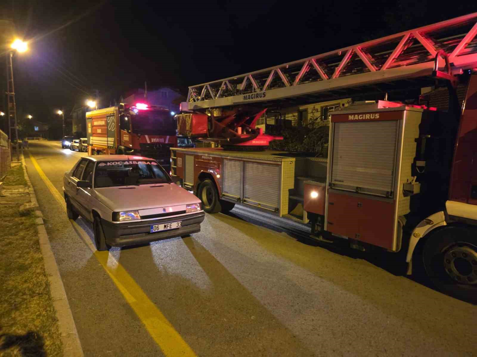 Ankara&rsquo;da iki katlı binada yangın: 2 kişi dumandan etkilendi
